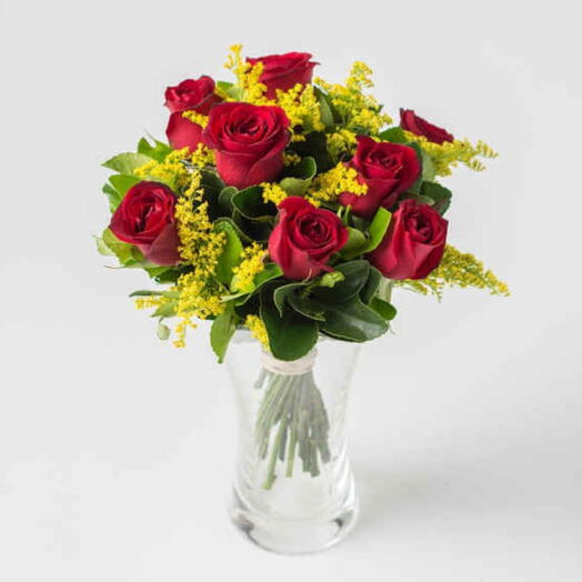 Buquê de rosas vermelhas em vaso