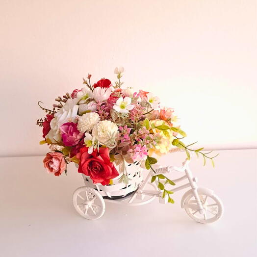 Arranjo Bicicleta Branca com Flores Artificiais Variadas
