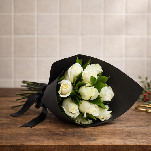 Buquê de 12 Rosas Brancas Naturais com Embalagem Preta | La Floricultura