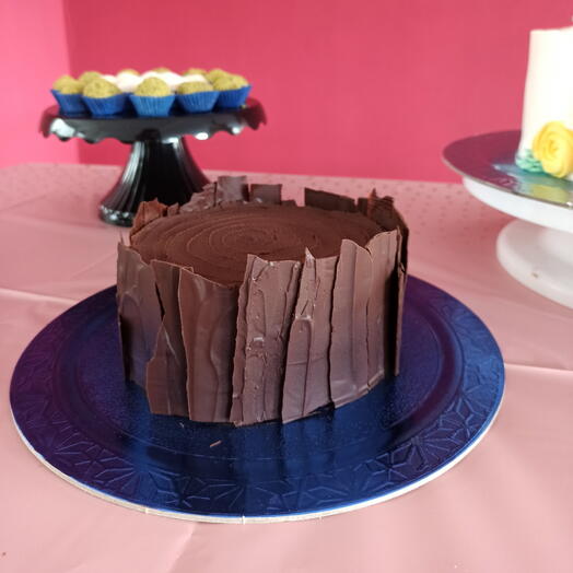 Bolo chocolate com frutas vermelhas P