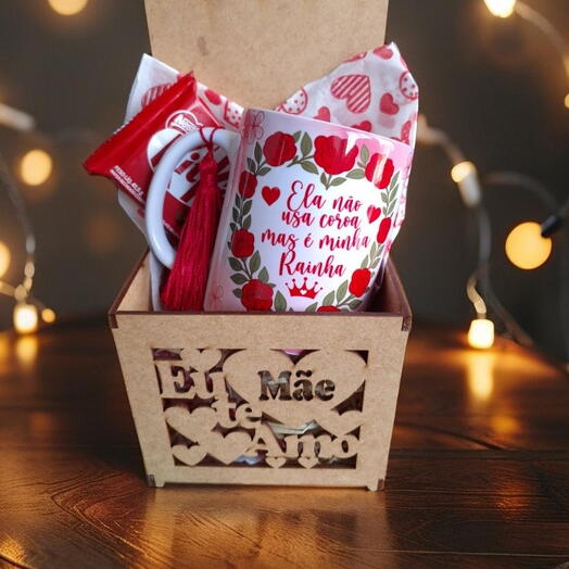 Presente Mãe: Caneca na na Caixa Mdf "Mãe Eu te Amo" com Kit Kat - Encante