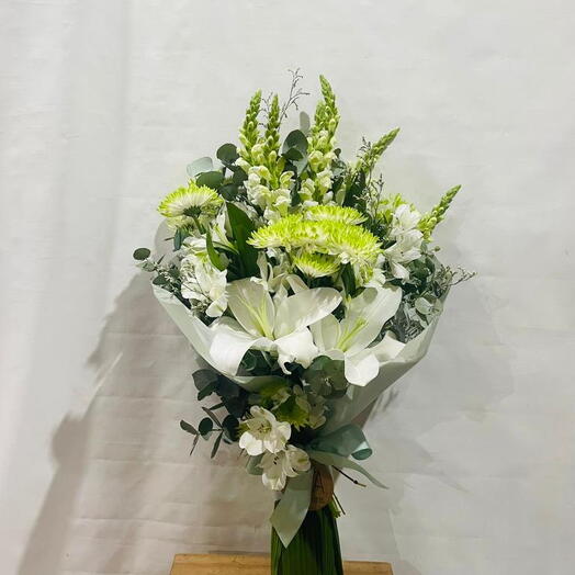 Buquê com Lirios e Flores Brancas