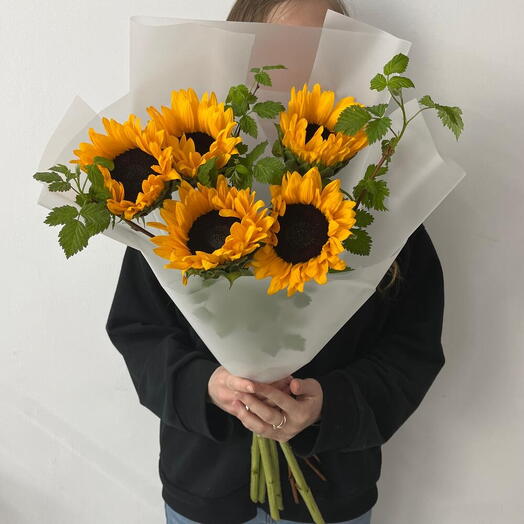 Buquê de 5 girassois e raminhos de framboesa