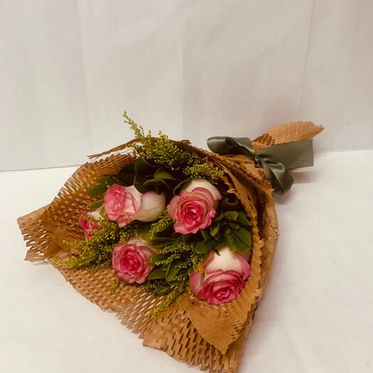 Buque Rosas Cor de Rosa com Folhagem