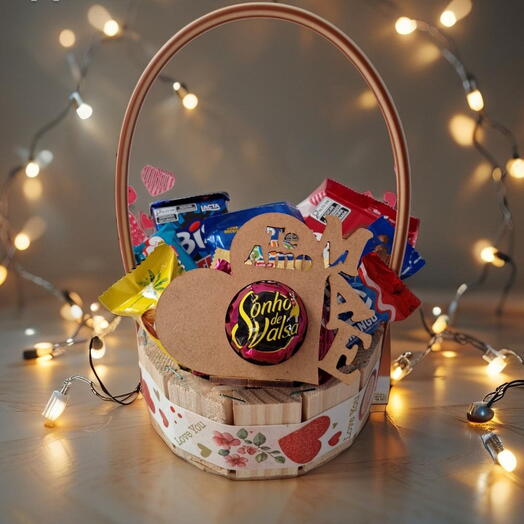 Cesta Dia das Mães com Chocolates e Coração "Mãe Te Amo" em Mdf - Mini Encanto