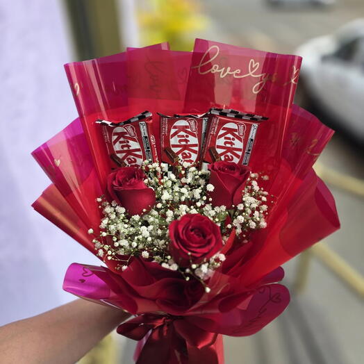 Buquê com Kit Kat e rosas vermelhas