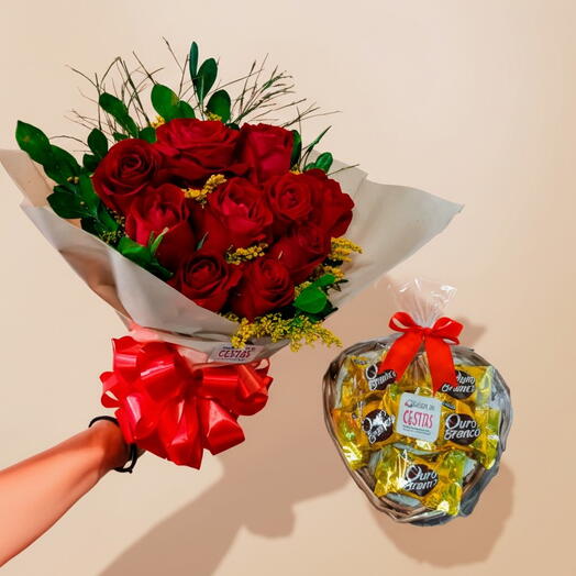 Buquê com 10 Rosas Personalizado com Foto e Cesta de Chocolates Coraçãozinho