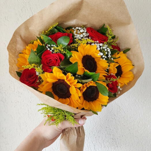 Girassol  e rosas vermelhas