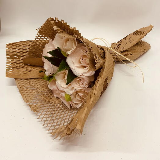 Buquê de 10 Rosas Rosa com Folhagem