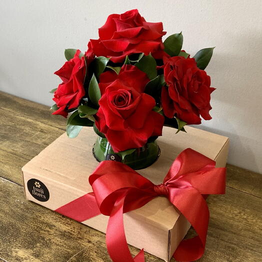 Arranjo "Vanessa"- 6 Rosas Importadas e Ruscus Verdes