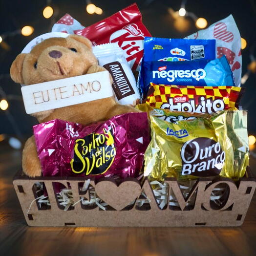 Cesta  "Te Amo" com Chocolates e Mini Urso "Eu Te Amo" - Mini Encanto