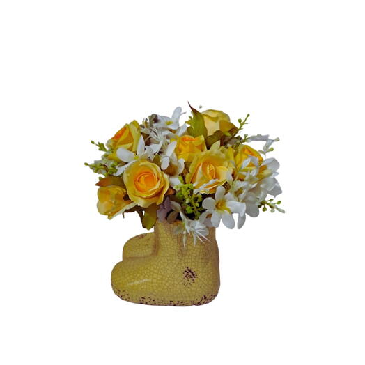 Arranjo vaso amarelo modelo bota com flores artificiais variadas