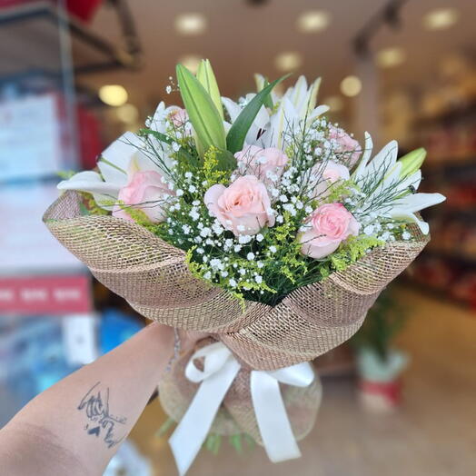 Buquê Na Tela de Lirios e Rosas