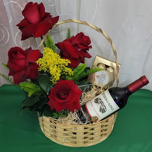 Cesta Romance de Rosas Nacionais  com Vinho e Chocolate
