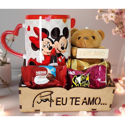 Cesta Namorados "Flork Eu Te Amo" com Urso "Eu te Amo", Chocolates e Caneca alça coração Mickey e Minnie Eu e Você