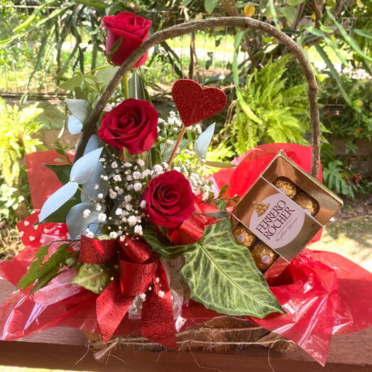 Cesta de Rosas com Ferrero Rocher