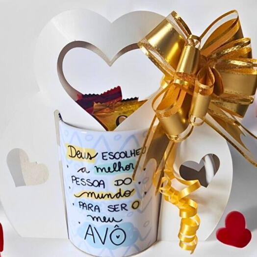 Presente Vo: Caneca Deus Escolheu A Melhor Pessoa Do Mundo Para Ser O Meu Avo na Caixa Coração com Chocolates