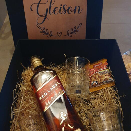 Box Whisky na caixa personalizada com copos e frios