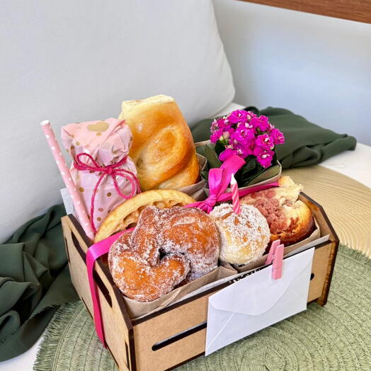 Cesta de Cafe da Manhã no Caixote Com Flores