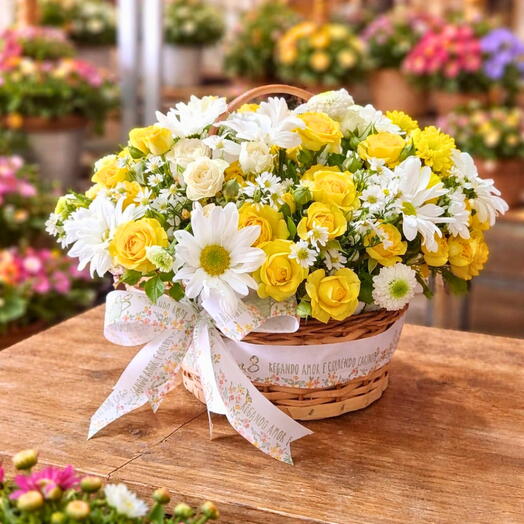 Cesta com Flores Naturais Variadas