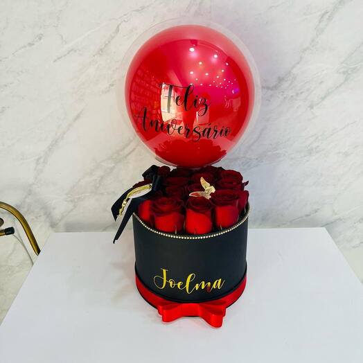 Rosas vermelhas na caixa com balão