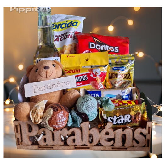 Cesta Guloseimas "Parabens" com Cerveja e mini Urso com plaquinha "Parabens"