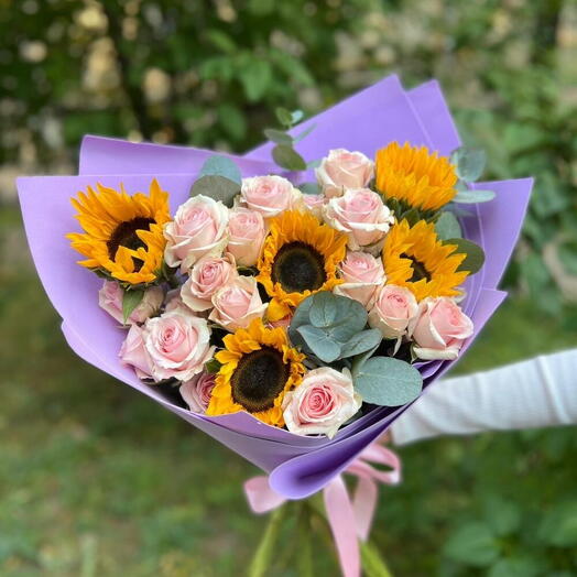 Buquê delicado com girassois e rosas equatorianas