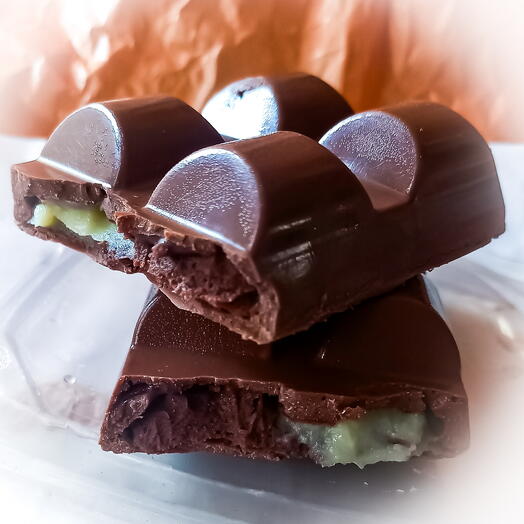 Caixa presenteavel com 3 barras de chocolate recheadas 1 ninho com brownie, 1 brigadeiro,  1 ninho com brigadeiro