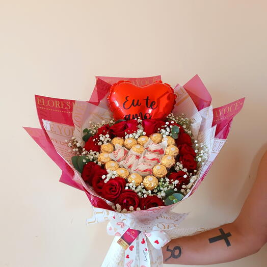 Buquê de Rosas e Chocolates - Coração de Luxo Apaixonado
