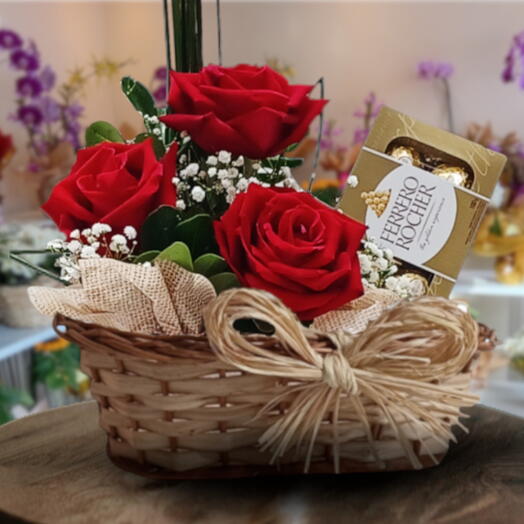 3 ROSAS NA CESTA DUPLA DE VIME E CAIXA DE BOMBOM FERRERO ROCHER DE 8 UNIDADES