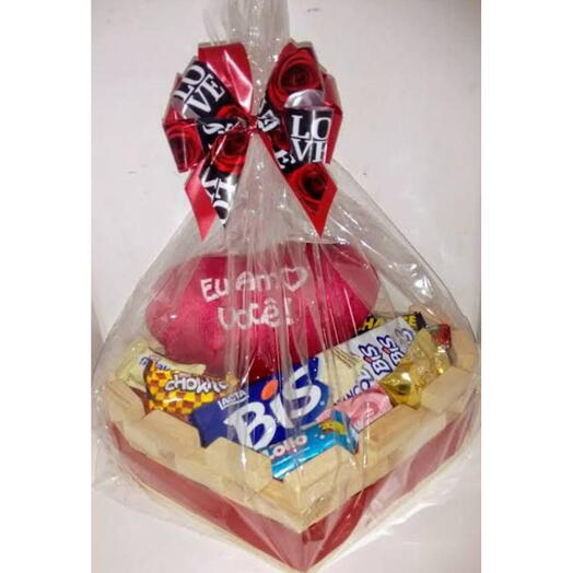 Cesta Coração de Pelucia e Bombons