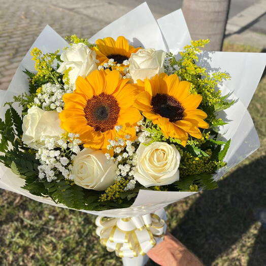 Buquê M de Rosas com Girassois