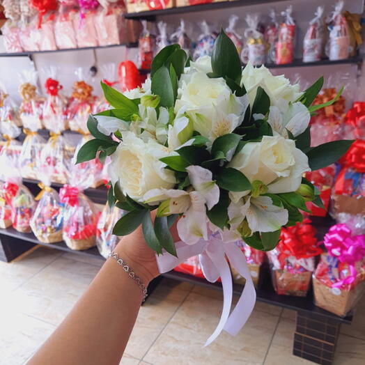 Buquê de Noiva C/ 6 Rosas Branca e Astromelias Branca