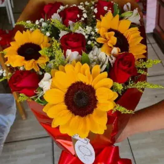 Buquê 3 girassois e 6 rosas vermelhas