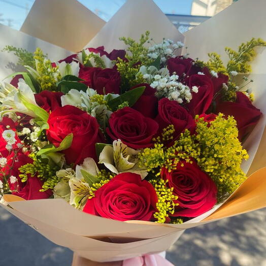 Buquê de Rosas Vermelhas e Astromelias
