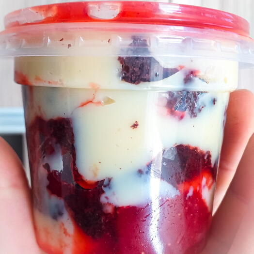 Brownie no pote recheado ninho com geleia de morangos, creme de avelãs Nutella, chocolate trufado 6 unidades