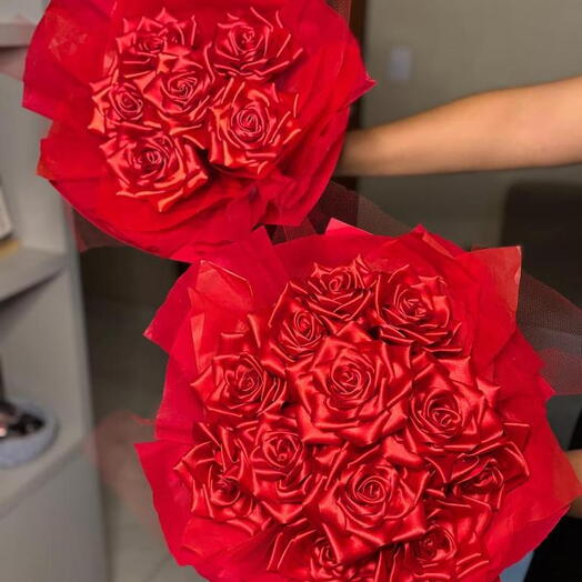 Buquê de Rosas de Cetim com 12 Rosas Vermelhas