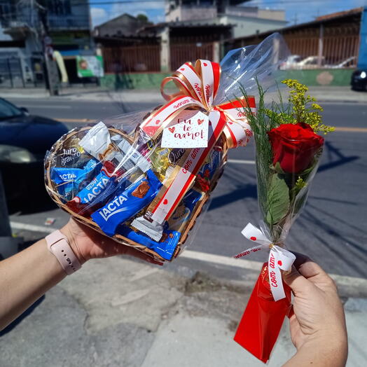 CORAÇÃO MDF COM BOMBONS E ROSA UNICA