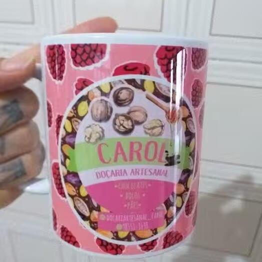 Brownie recheado montado na caneca de porcelana