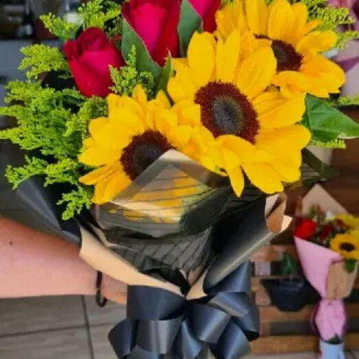 Buquê com 3 girassois e 3 rosas