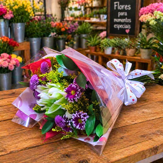 Bouquet de lirio branco com flores do campo