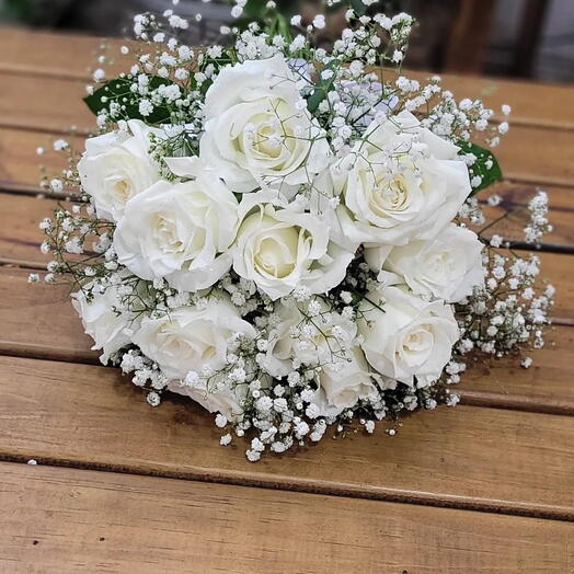 Buquê Tradicional 12 Rosas e Musquitinho