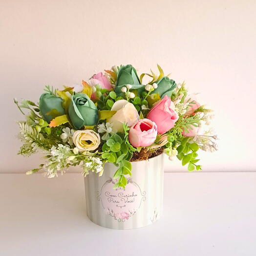 Arranjo com flores artificiais variadas com carinho pra você