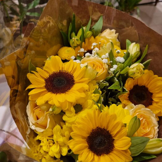 Buquê mix de flores amarelas com rosas