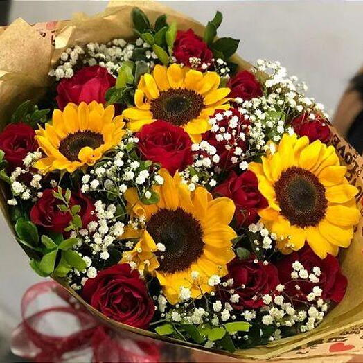 Buque com 12 Rosas Vermelhas e 4 Girassois