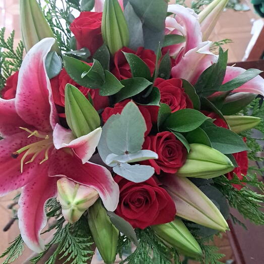 Buque de 12 RosasCom Lirios