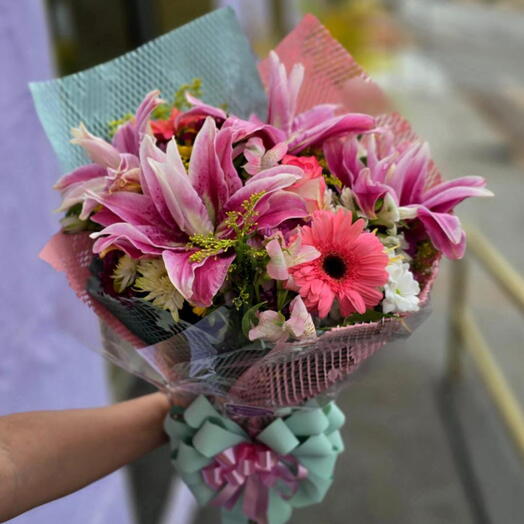 Buquê mix de flores - (com lirio)