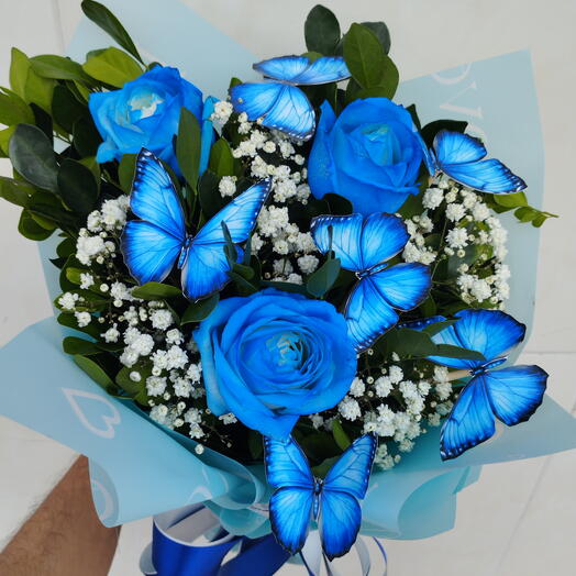 BUQUÊ ROSAS AZUIS E BORBOLETAS