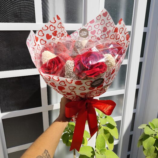 Dia das Mães - Buquê de chocolate com morangos e rosas Flor + kit