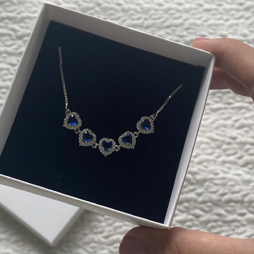 Pulseira Gravatinha Corações de Zirconias Azuis Banhada a Prata
